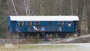 Der alte blaue Eisenbahnwaggon am Piesberg in Osnabrück, der mittlerweile für Kulturevents genutzt wird. © Screenshot 