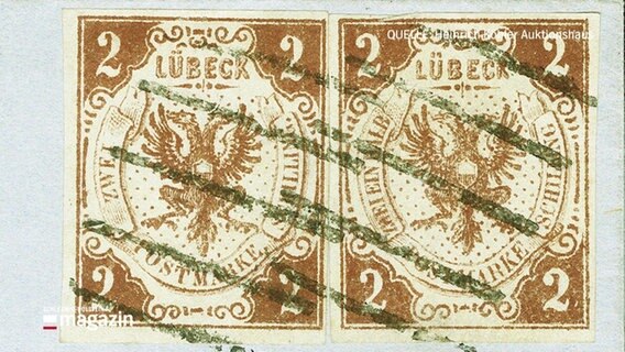 Zwei alte, sich ähnelnde Lübecker Briefmarken. Auf ihnen ist ein zweiköpfiger bräunlicher Adler abgebildet. © Screenshot 