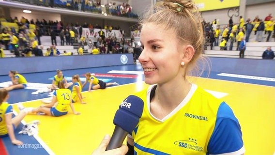 Volleyballerin Pia Kästner vom SSC Palmberg Schwerin gibt nach dem Sieg gegen Potsdam lächelnd ein Interview. © Screenshot 