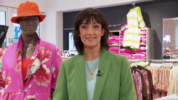 Theresa Pöhls moderiert "Rund um den Michel" am 26.03.2023. © Screenshot 