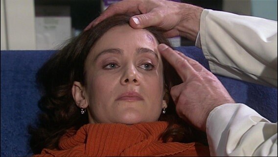 Nora Schubert kommt in die Sachsenklinik, da sie angeblich gestürzt ist, doch Roland vermutet häusliche Gewalt. © Screenshot 