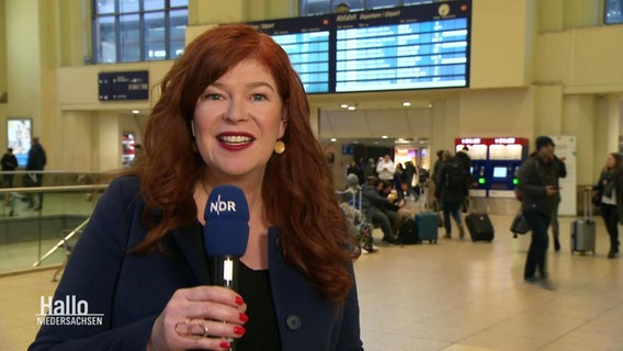 Reporterin Sophie Mühlmann in einer Bahnhofshalle © Screenshot 