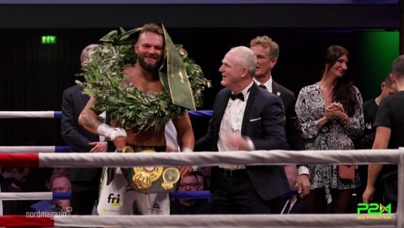 Boxer Felix Langberg mit Siegerkranz © Screenshot 