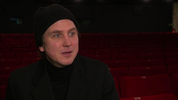 Lars Eidinger gibt ein Interview im Zeise-Kino. © Screenshot 