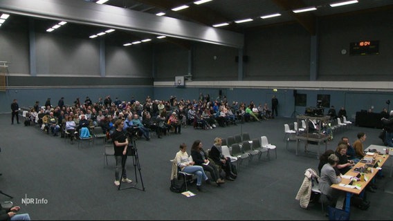 Der Greifswalder Kreistag tagt zu einer Sondersitzung in einer Turnhalle. © Screenshot 