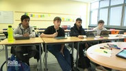 Schüler sitzen in einem Klassenzimmer © Screenshot 
