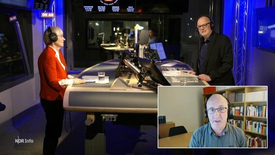 Blick in das Studio von NDR Info. Moderator Andreas Kuhnt (m.) im Gespräch mit Politikwissenschaftlerin und Parteienforscherin Christine Landfried und Politikwissenschaftler Stefan Marschall (via Video zugeschaltet). © Screenshot 