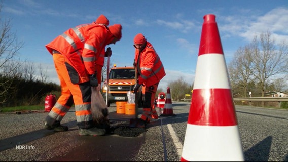 Asphalteinbau auf einer Straße. © Screenshot 