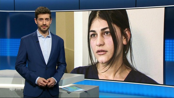Daniel Anibal Bröckerhoff moderiert in der Spätausgabe NDR Info einen Beitrag zur Abschiebung der Familie Elias an. © Screenshot 