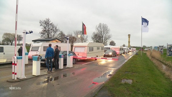 Mehrere Wohnwagen stehen Schlange. © Screenshot 