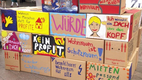 Bündnis gegen Wohnungsnot macht mit bunten, aktivistischen Pappkartons auf das Ende des Winternotprogramms aufmerksam. © Screenshot 