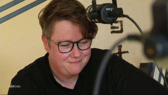 Podcasterin Jennifer während einer Aufnahme. © Screenshot 