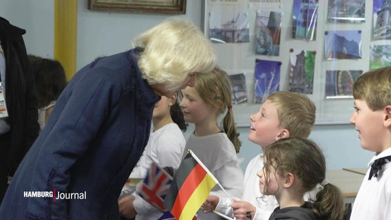 Camilla spricht mit Kindern. © Screenshot 