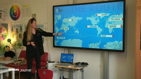 Frau erklärt Schule die Route von Boris Herrmann. © Screenshot 