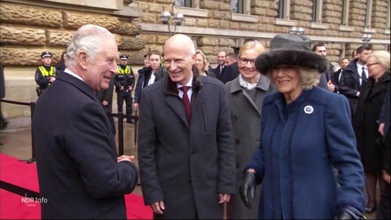 König Charles III., Peter Tschentscher und Camilla vor dem Hamburger Rathaus. © Screenshot 