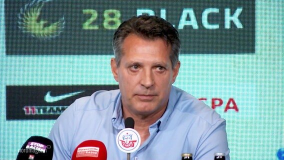 Hansa Rostock Trainer Alois Schwartz sitzt vor einem Mikrofon in einer Pressekonferenz © Screenshot 