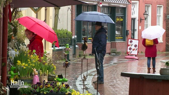 Menschen mit Regenschirm beim Stadtbummel © Screenshot 