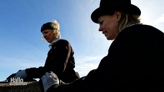 Reporterin Lydia Callies und Schornsteinfegerin Anika Kaiser auf dem Dach © Screenshot 