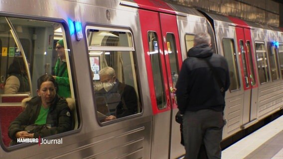 Ein Mann steht vor einer in einen Bahnhof eingefahrenen U-Bahn. © Screenshot 
