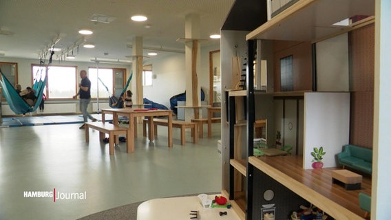 Blick in die Räumlichkeiten einer Ganztagsbetreuung an einer Hamburger Schule. © Screenshot 