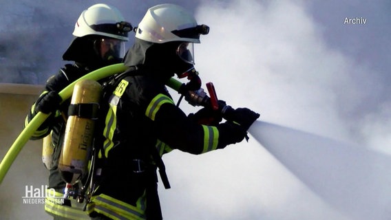 Brennende E-Auto-Akkus stellen die Feuerwehren vor immer neue Herausforderungen. © Screenshot 
