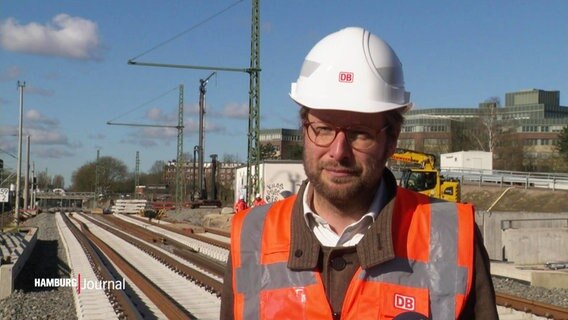 Der Hamburger Verkehrssenator Anjes Tjarks (Bündnis 90/Die Grünen) gibt ein Interview im neu gebauten Gleisbett der S4. © Screenshot 