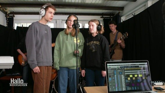 Mehrere Schüler von verschiedenen Schulen haben die Möglichkeit bekommen gemeinsam auf der Insel Wilhelmstein einen Song zu kreieren. © Screenshot 