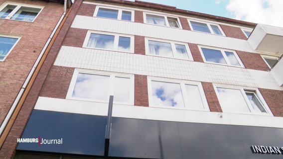 Blick auf die Fassade eines mehrstöckigen Wohnhauses. © Screenshot 
