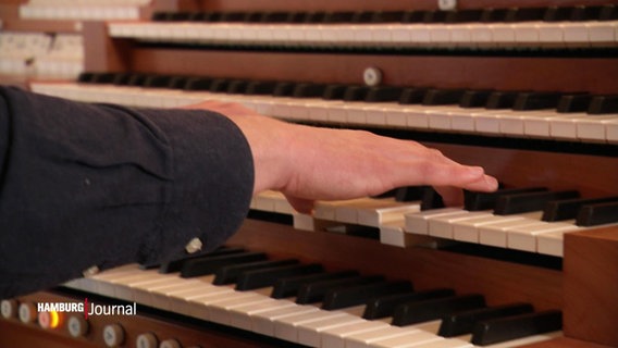 Zwei Hände spielen auf einer der mehreren Klaviaturen einer Orgel. © Screenshot 