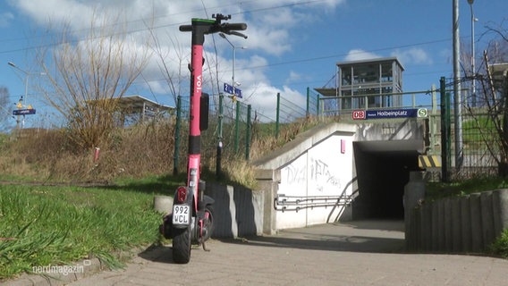 E-Scooter steht auf einem Gehweg vor einem Fußgängertunnel. © Screenshot 
