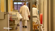 Eine Ärztin und ein Arzt gehen den Stationsflur eines Krankhauses entlang. © Screenshot 