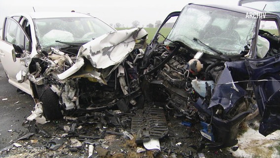 Zwei Autos, deren Front völlig zerstört ist, nachdem sie ineinander gefahren sind. © Screenshot 