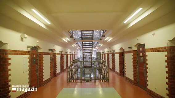 Blick in den Zelltrakt eines Gefängnisses © Screenshot 