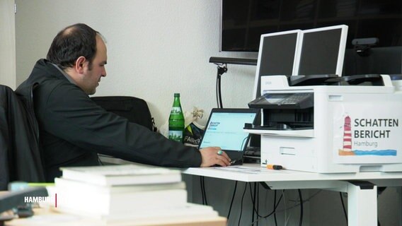 Ein Mann sitzt am Computer. © Screenshot 