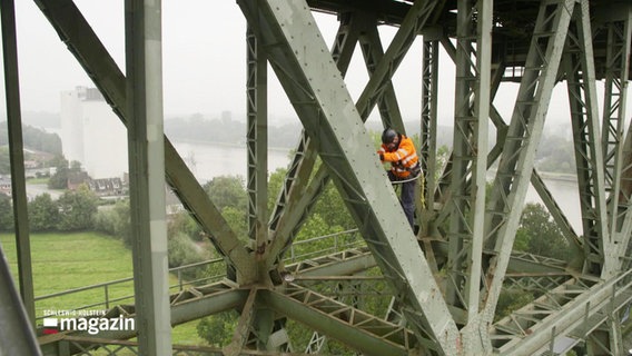 Der Kontrolleur Peter Kaiser auf der Eisenbahnhochbrücke. © Screenshot 