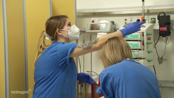 Zwei Krankenpflegerinnen stellen Instrumente auf einer Intensivstation ein. © Screenshot 