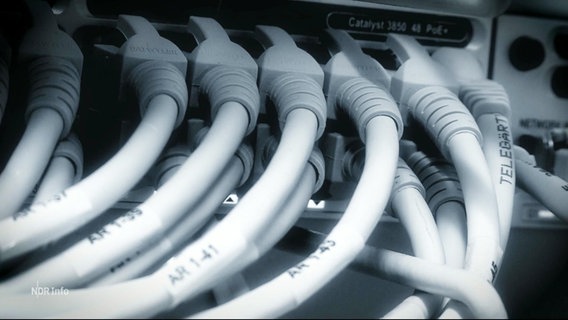 Weiße Kabel hängen an einem elektronischen Gerät. © Screenshot 