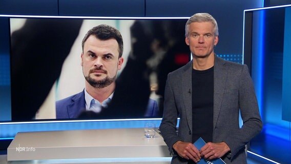Thorsten Schröder moderiert die 16 Uhr Ausgabe NDR Info. Im Hintergrund ist ein Foto von CDU-Landrat Toni Schomann zu sehen. © Screenshot 