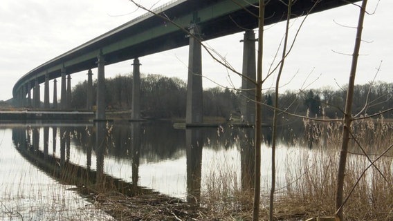 Weitaufnahme der Rader Hochbrücke. © Screenshot 