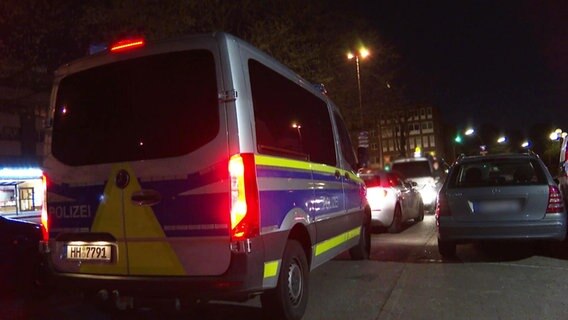 Ein Polizweiwagen bei einem Einsatz in Jenfeld. © Screenshot 