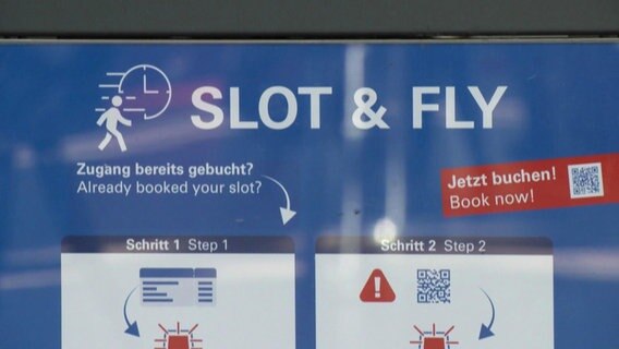 Nahaufnahme einer "Slot and Fly" Informationstafel am Hamburg Airport. © Screenshot 
