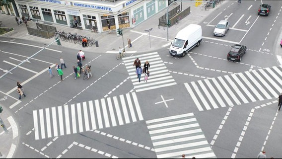 Visualisierung einer Tokio-Kreuzung an der Osterstraße in Eimsbüttel, bei der Fußgänger auch diagonal queren können. © Screenshot 