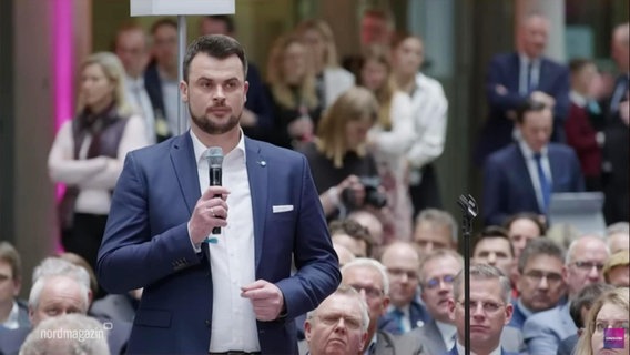Tino Schomann (CDU), Landrat in Nordwestmecklenburg, stellt bei einem Landesparteitag eine Frage im Publikum. © Screenshot 
