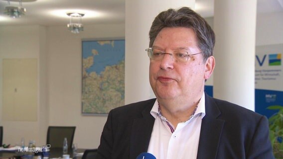 Reinhard Meyer (SPD), Infrastrukturminister in Mecklenburg-Vorpommern, im Gespräch © Screenshot 