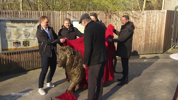 Enthüllung einer Löwenskulptur für den Schweriner Zoo. © Screenshot 