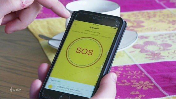 Ein Smartphone mit der geöffneten "Saving Life" App. © Screenshot 