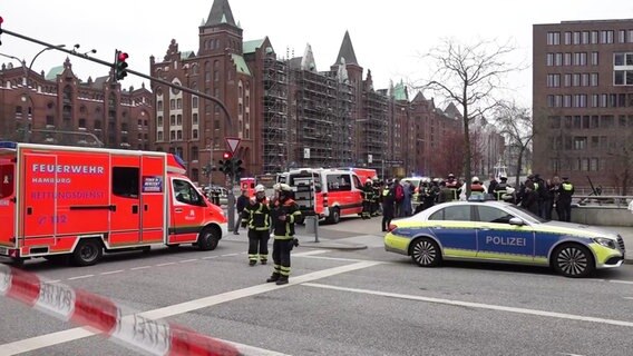 Ein Großaufgebot an Feuerwehr und Polizei war am Unfallort. © NonStopNews/Mücahid Güler Foto: Mücahid Güler