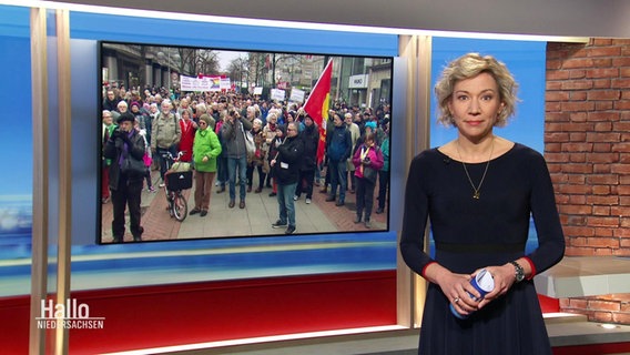 Die Moderatorin Christina von Saß steht im Studio. © Screenshot 