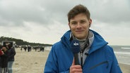 Reporter Moritz Schröder berichtet live vom Strand auf Rügen. © Screenshot 