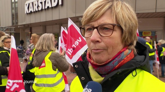 Heike Lattekamp, stellvertretende Landesbezirksleiterin ver.di Hamburg, im GFespräch bei einer Kundgebung vor einer Karstadtfiliale. © Screenshot 